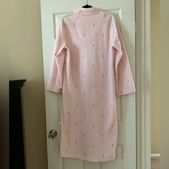 Plush Pink Robe with Embroidered Rosettes - Charter Club Intimates - Size: M - Picture 5 of 9